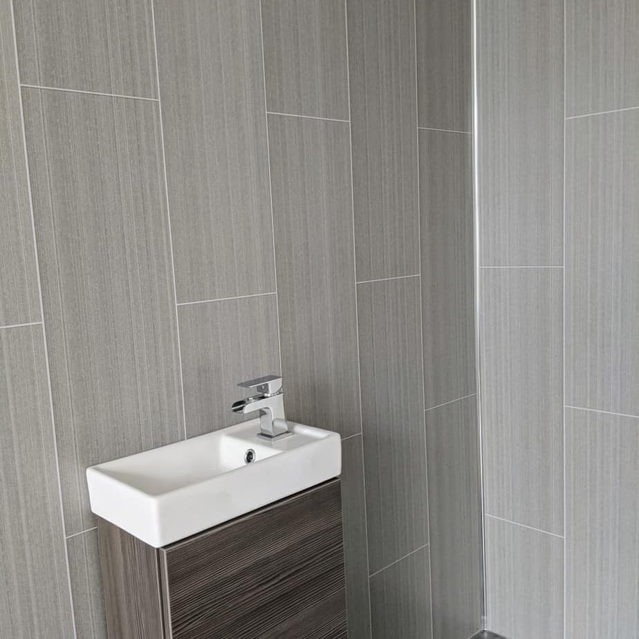 8mm Seagrass Large Tile Effect Bathroom Wall Panel - Pack of 4 - Image 3